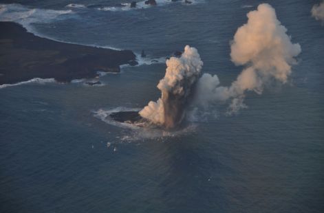 dnews-files-2013-11-japan-volcano-island-2-jpg.jpg